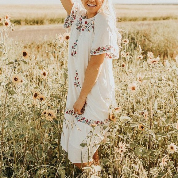 VICI EMBROIDERED WHITE DRESS MEDIUM - Picture 2 of 3